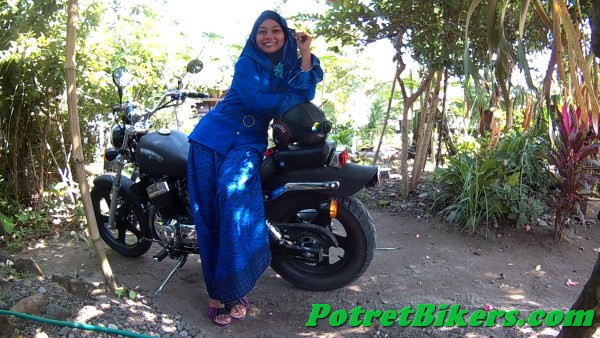 Keponakan sampai kepincut pingin narsis dengan Benelli Patagonian Eagle - Motobi 250 :lol: .