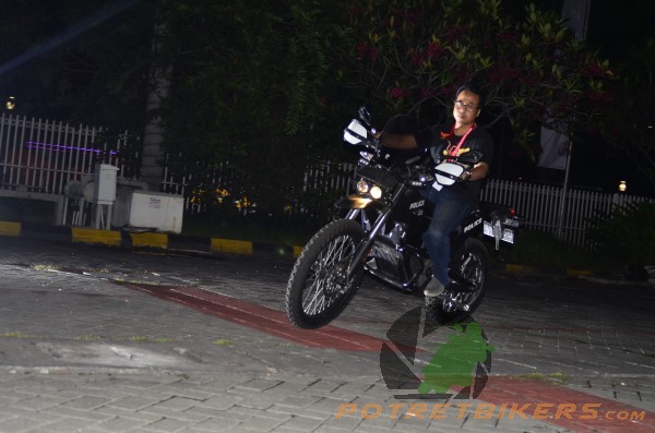 Sorry,kawan!! Nggak pakai helm, soalnya panitianya nggak menyediakan helm. Toch, lintasanya juga sangat sempit :lol: .