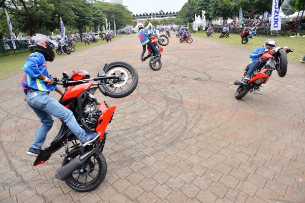 Freestyle Suzuki GSX-S150 Pecahkan Rekor MURI (2)