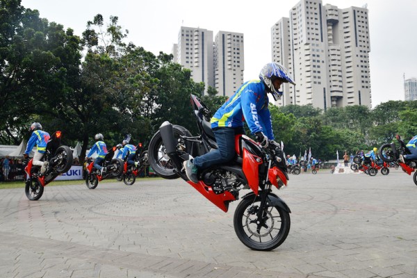 Freestyle Suzuki GSX-S150 Pecahkan Rekor MURI (5)