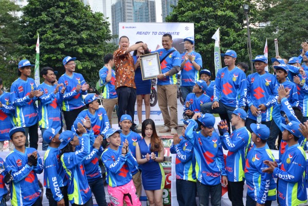 Freestyle Suzuki GSX-S150 Pecahkan Rekor MURI (7)