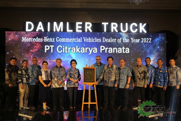 Daimler Truck Indonesia (DCVI) Menggelar Award Dealer Of The Year 2022 ...