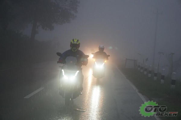 Begini Cara Cari Aman Berkendara Saat Dikeroyok Hujan Deras Dan Kabut